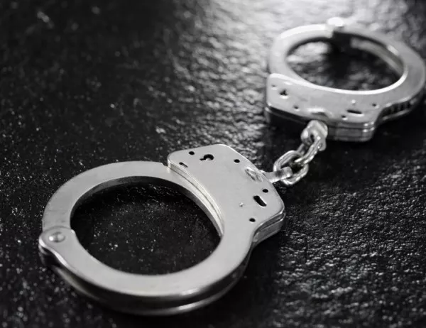 Задържаха трима мъже в Бургас по подозрение в лихварство и тормоз