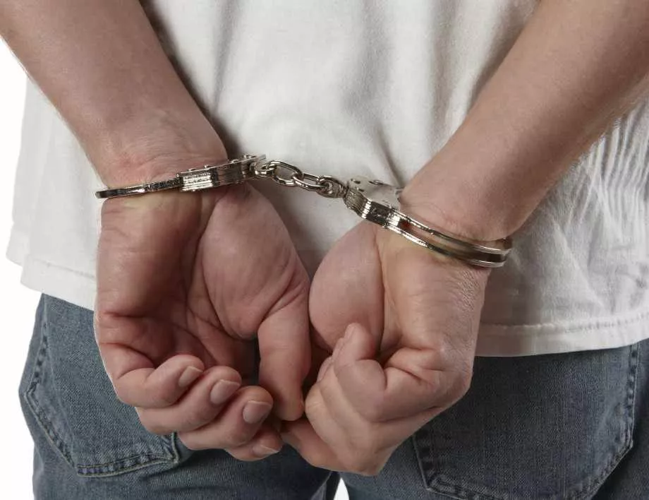Шестима в ареста, след акция срещу трафик на оръжие и дрога от България към Великобритания