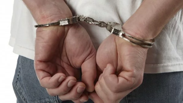 Две сирийки и румънец са задържани за незаконно преминаване на границата край Кардам