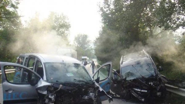 2 коли се удариха челно в тежка катастрофа с журналисти