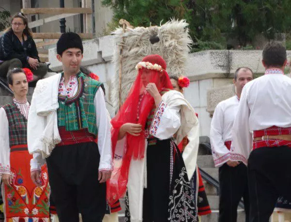 С фолклорен спектакъл асеновградчани отбелязаха Деня на Независимостта
