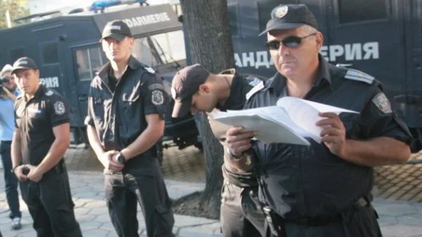 "Полицейско насилие" срещу известен "протестиращ гражданин" (ВИДЕО)