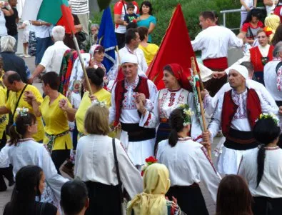 Лондон танцува български народни хора