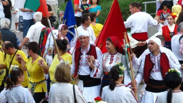 Лондон танцува български народни хора