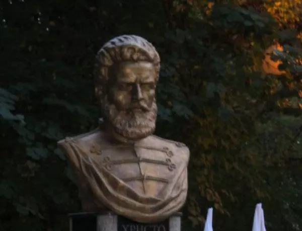 С тържествена церемония откриха 3-метров паметник на Ботев в Асеновград
