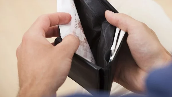 Жените в България са по-ниско платени от мъжете, с по-малки пенсии и по-често без работа