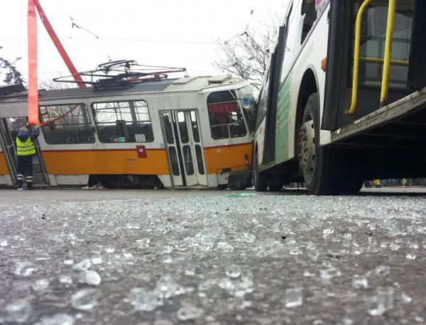 Трамвай се вряза в автобус в столицата