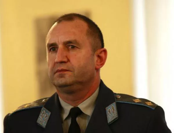 Ген.-майор Румен Радев оттегля оставката си след разговор с Борисов