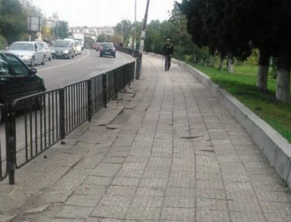 В Асеновград ремонтират само един тротоар, нямало пари за втори