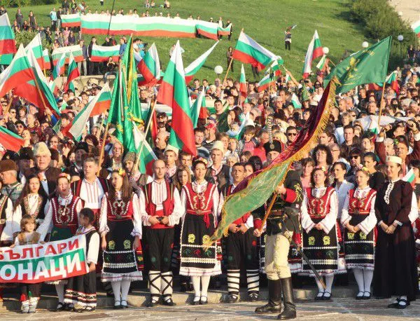 В Панагюрище 3000 души изпяха песента за Райна Княгиня и се хванаха на празнично хоро
