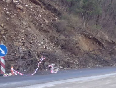 Остава повишена опасността от падащи камъни по всички пътища в Смолянско