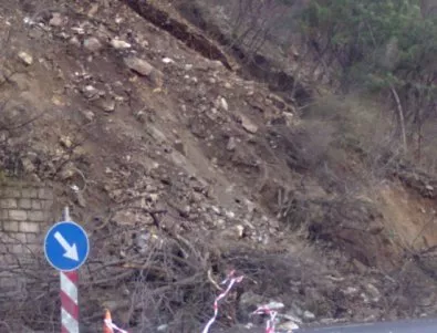 Залавят се спешно с укрепването на свлачището под пътя Велико Търново – Арбанаси