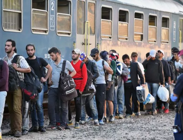 Хърватия пренасочва влаковете с бежанци към Словения