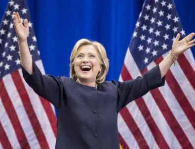 Ветеранът Хилари Клинтън се наложи като лидер в първия дебат на демократите
