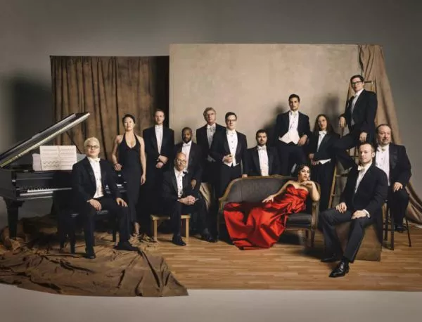 Невероятните Пинк Мартини се завръщат с вокалистката Чайна Форбс и симфоничен оркестър