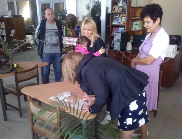 Близо 130 лева за лечението на Мишо от благотворителен базар в Асеновград