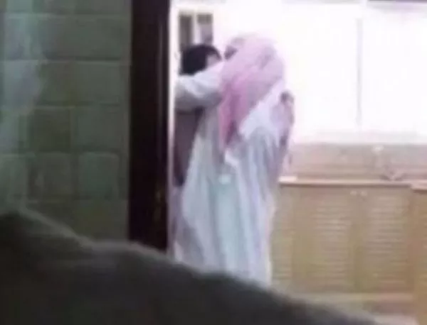 Саудитка засне мъжа си в изневяра, грози я затвор