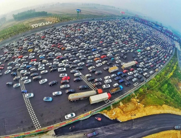 56 коли се удариха на магистрала в Китай, 17 души загинаха
