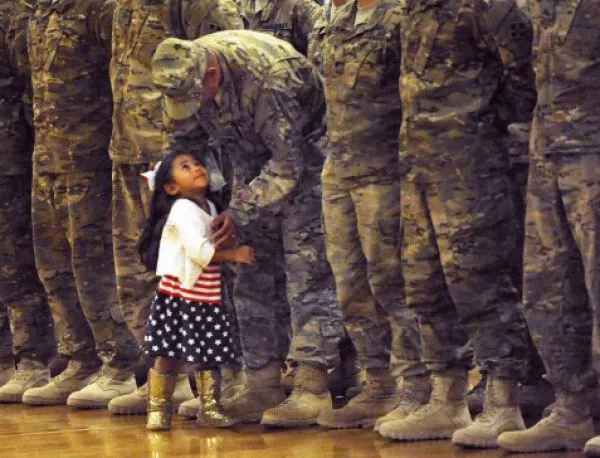 Момиченце прекъсва важна церемония на армията, за да прегърне баща си