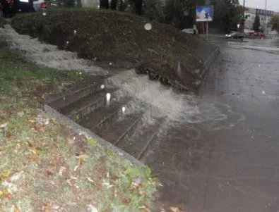 Пороен дъжд се изля в Благоевград, има наводнени сгради