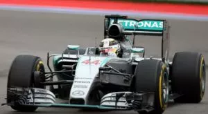 Бодигардове спасиха Путин от шампанското на Люис (ВИДЕО)