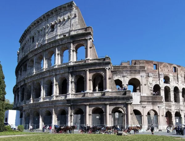 Двама се опитаха да изкачат Колизеума в Рим
