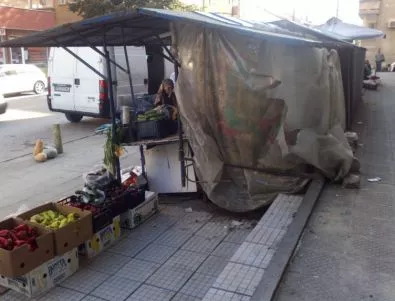 Обновяват малкия зеленчуков пазар в Асеновград наполовина