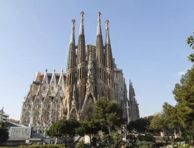 Светлинно шоу: Осветиха най-новите кули на базиликата „Саграда Фамилия“ (ВИДЕО)