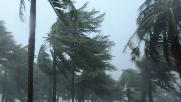 Над 70 жертви на бурното време и наводненията в Китай