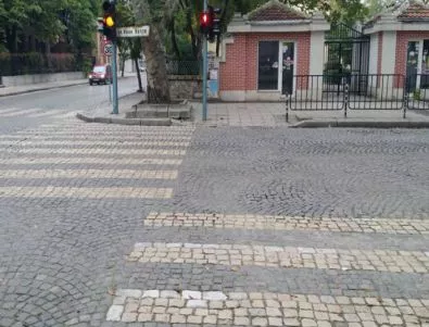 Абсурдна пешеходна пътека се появи в центъра на Пловдив