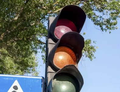 Спират предупредителното мигане на светофарите в София
