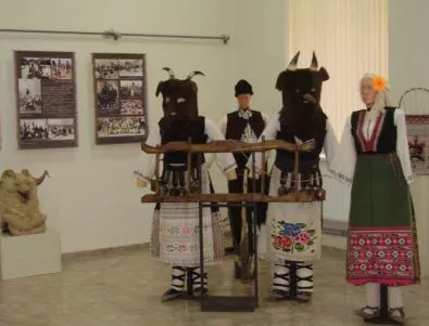 Ямболски носии и кукерски маски гостуват в Националния етнографски музей в София
