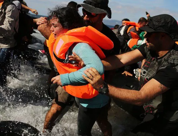 Пет деца загинаха, след като кораб с бежанци потъна край Гърция 