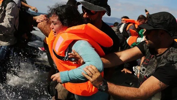 Пет деца загинаха, след като кораб с бежанци потъна край Гърция 