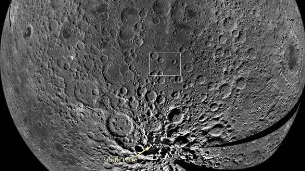 Какво е обяснението на странна структура на Луната?