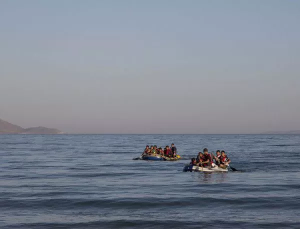 Гръцката брегова охрана нарочно пука лодка с бежанци, за да се удавят (видео)