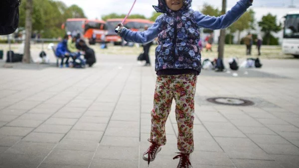 МОН ще осигури допълнително обучение по български език на децата на бежанци 