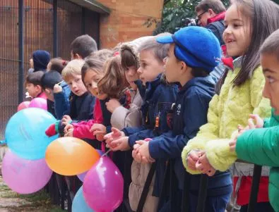 Възпитателка в столична детска градина залепяла устите на деца с тиксо