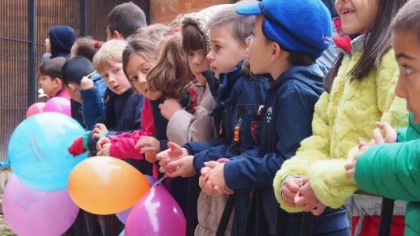 Възпитателка в столична детска градина залепяла устите на деца с тиксо