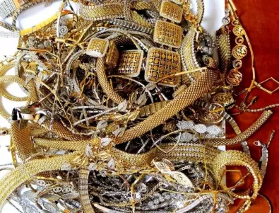 Митничари установиха колко контрабандно злато и валута побира хладилника на микробус