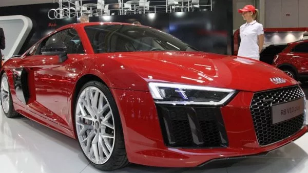 Тежката артилерия на Audi е R8 V10 plus (видео)