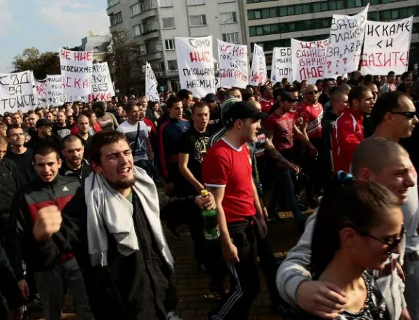 Хиляди фенове на ЦСКА протестираха пред парламента