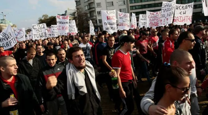 Десетки фенове на ЦСКА с мирен протест пред БФС