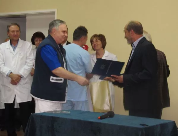 Антония Хаджиева и Тодор Кожухаров отличени с приз „Лекар на годината“ в Асеновград