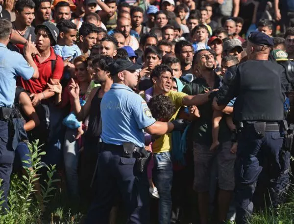 Словенските власти са отказали да пуснат повече от 1000 бежанци