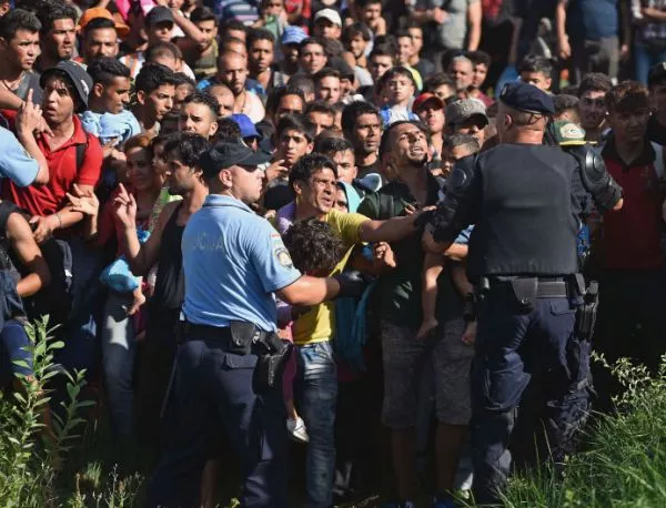 Близо 5000 мигранти пробиха полицейския кордон и нахлуха в Хърватия