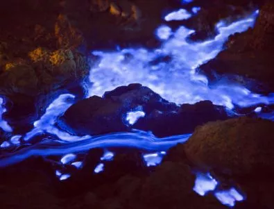 Светеща синя лава изригва от индонезийски вулкан (ГАЛЕРИЯ)