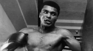 Безценно: Мохамед Али в боксов мач на шега с малко детенце (ВИДЕО)