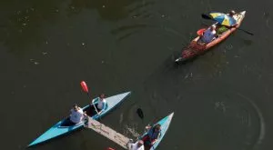 Каякар в Рио се блъсна в диван на трасето си