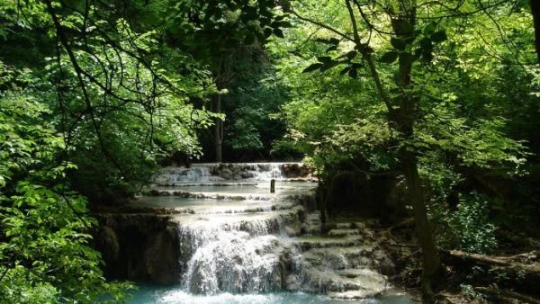 Двама души са затрупани от свлачище на Крушунските водопади  